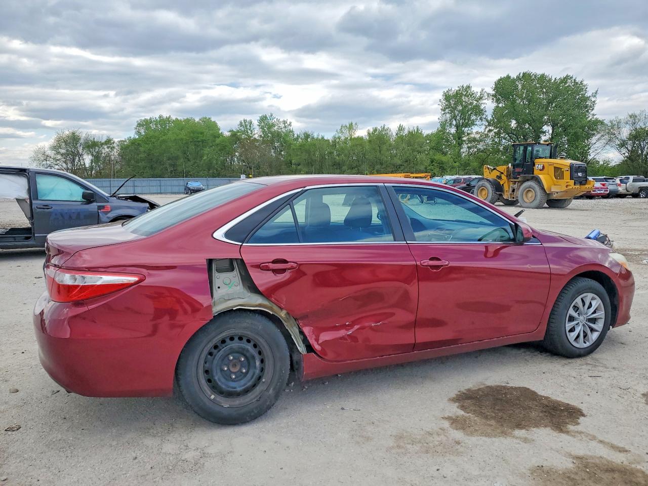 2016 TOYOTA CAMRY LE photo 3