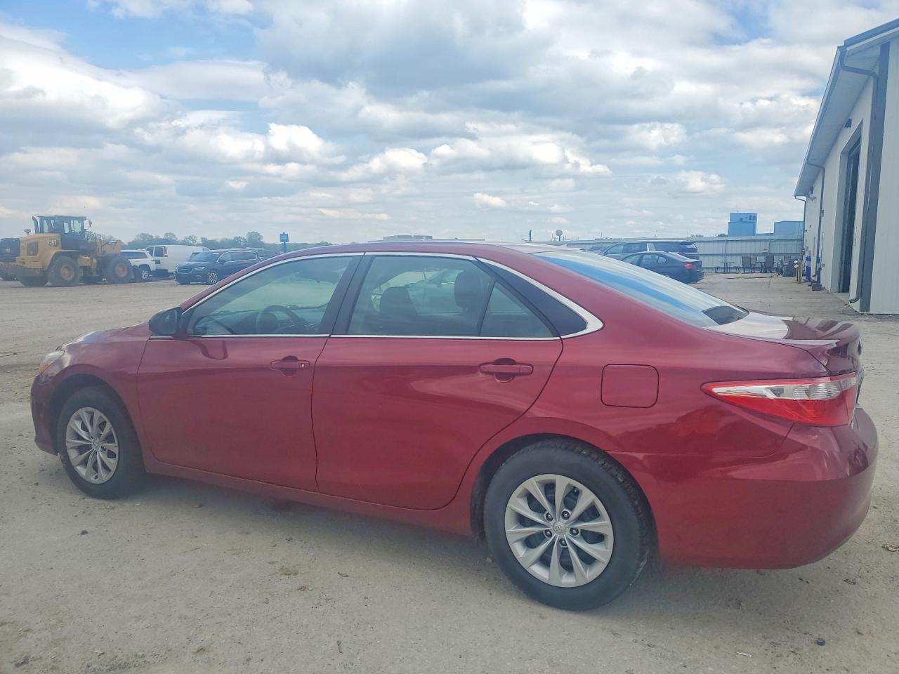2016 TOYOTA CAMRY LE photo 2