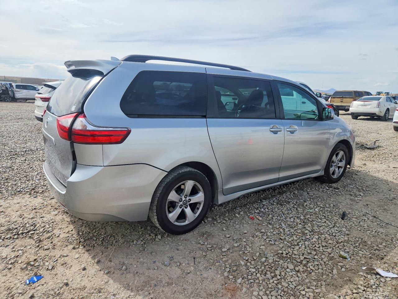 2020 TOYOTA SIENNA LE photo 5