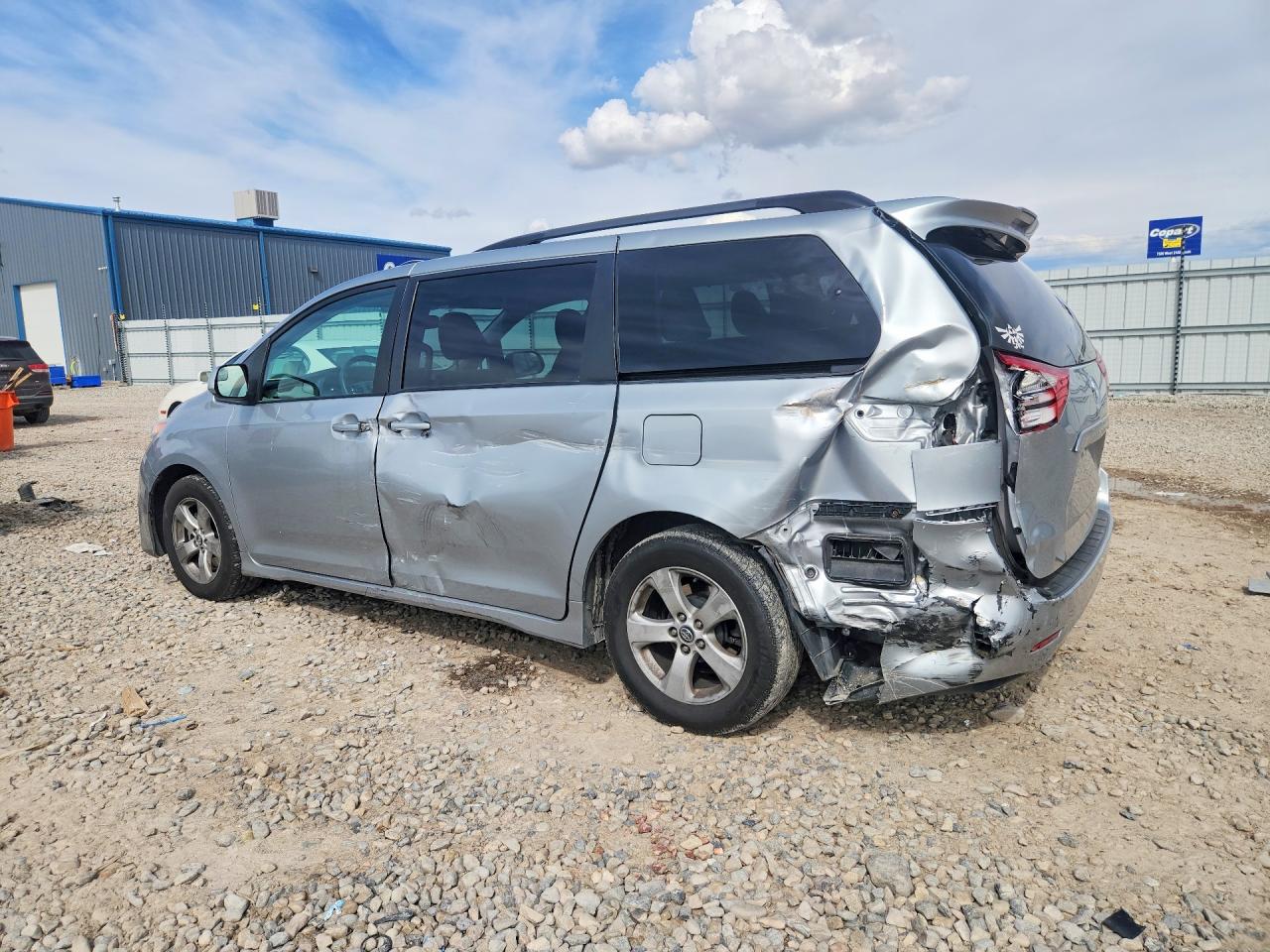 2020 TOYOTA SIENNA LE photo 3