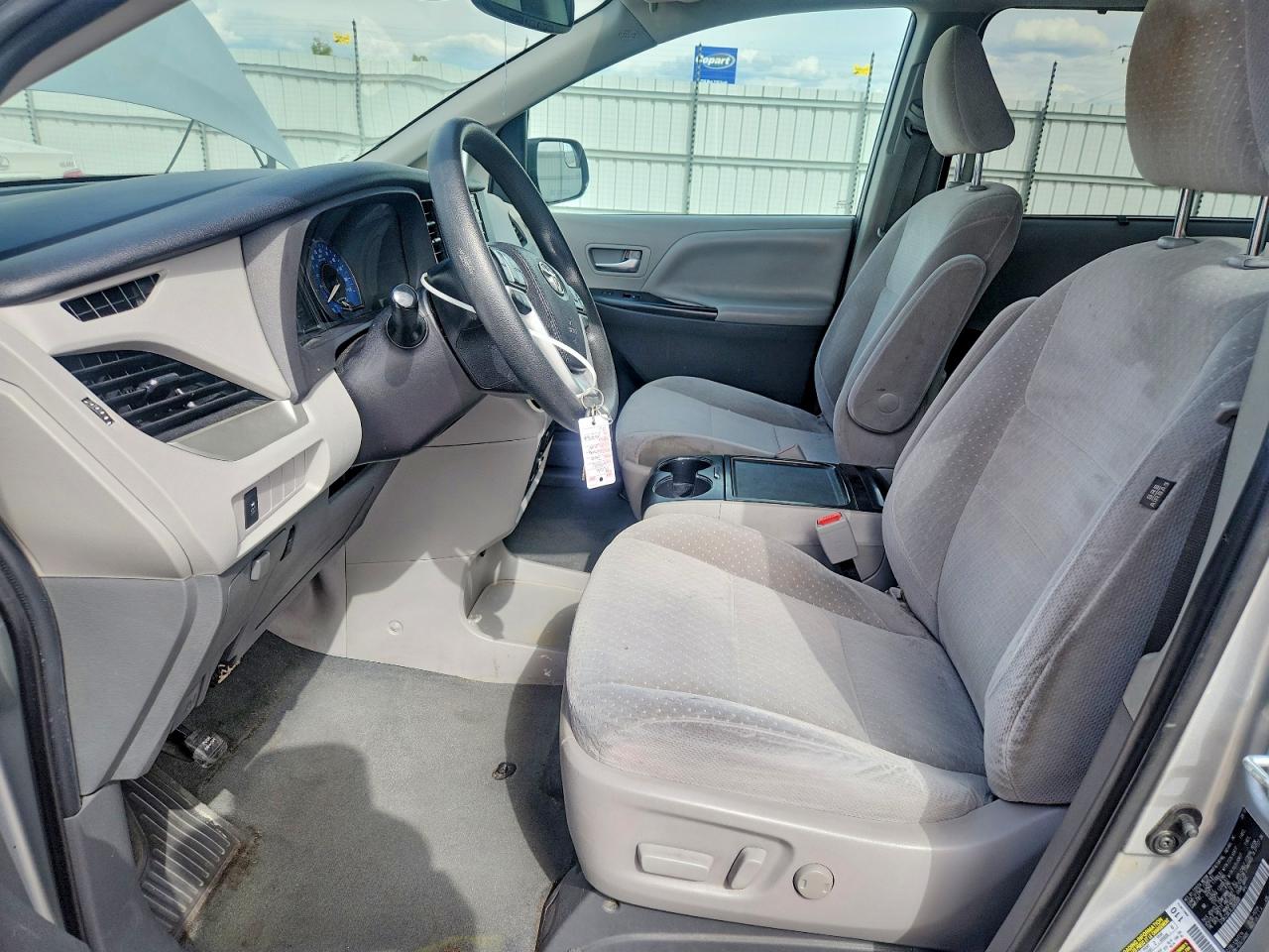 2020 TOYOTA SIENNA LE photo 13