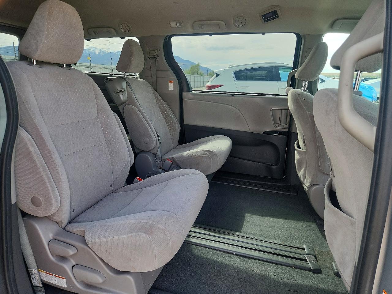2020 TOYOTA SIENNA LE photo 21