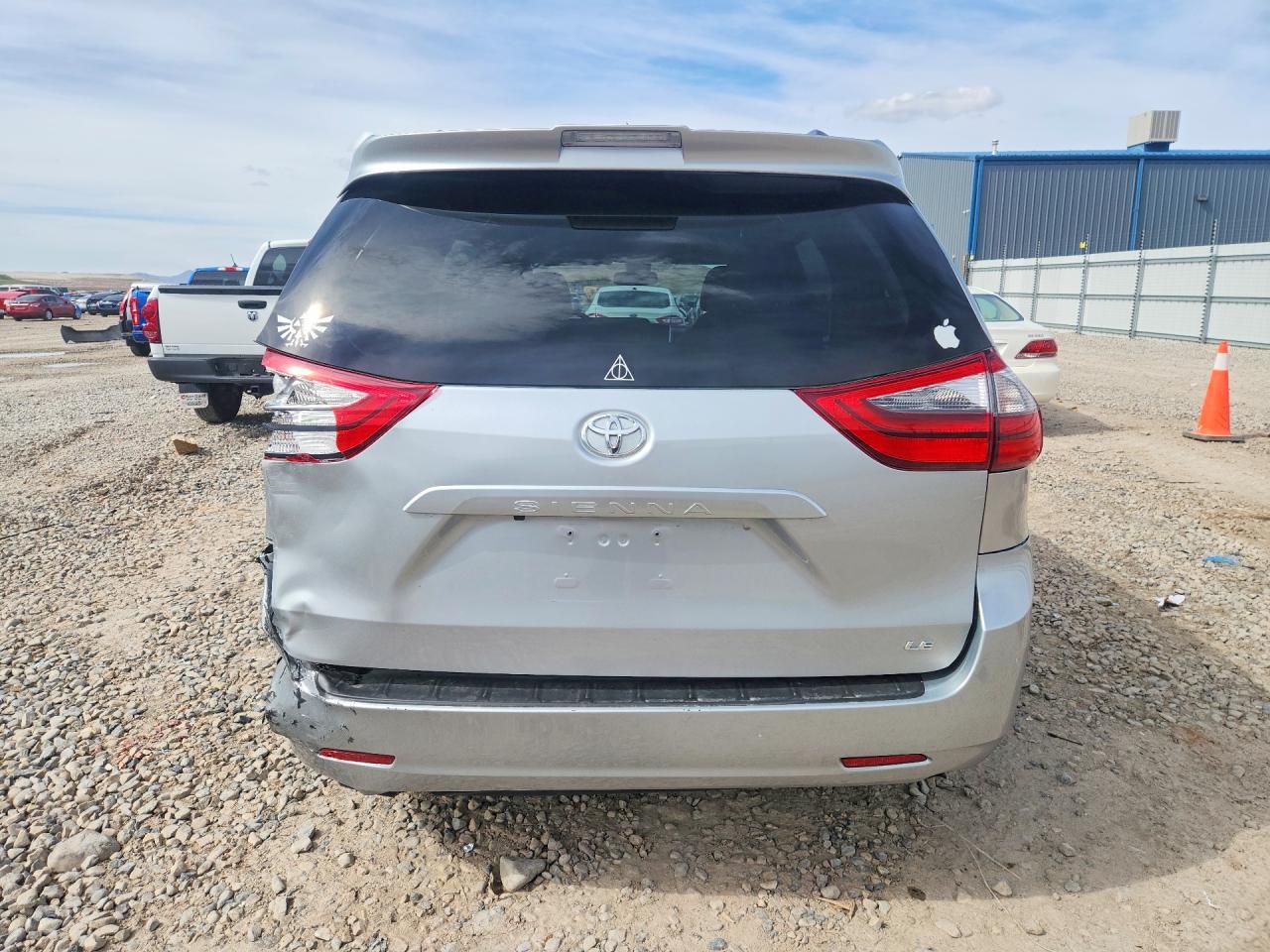 2020 TOYOTA SIENNA LE photo 11