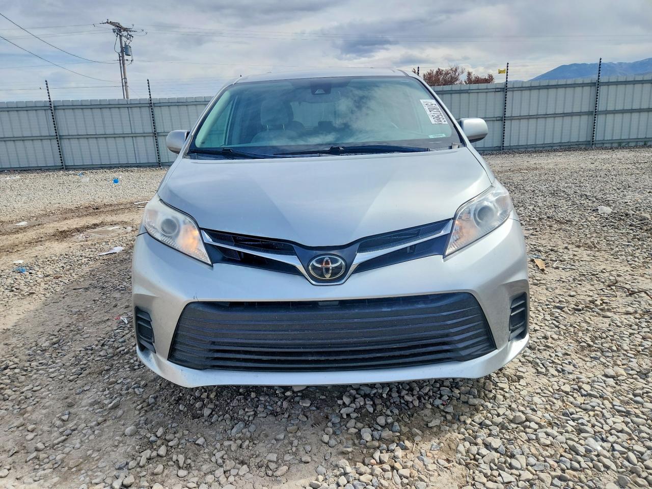 2020 TOYOTA SIENNA LE photo 9