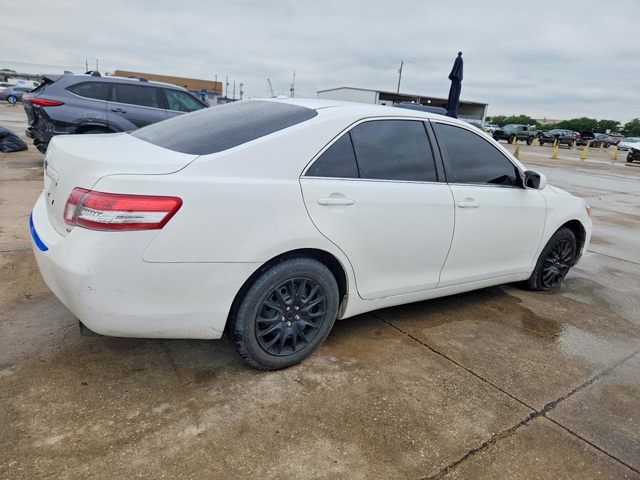 2011 TOYOTA CAMRY LE photo 5