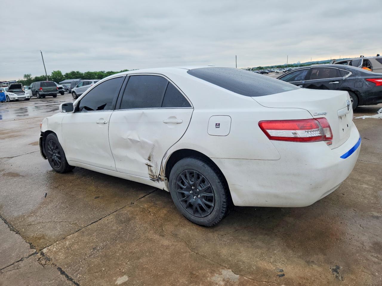 2011 TOYOTA CAMRY LE photo 3