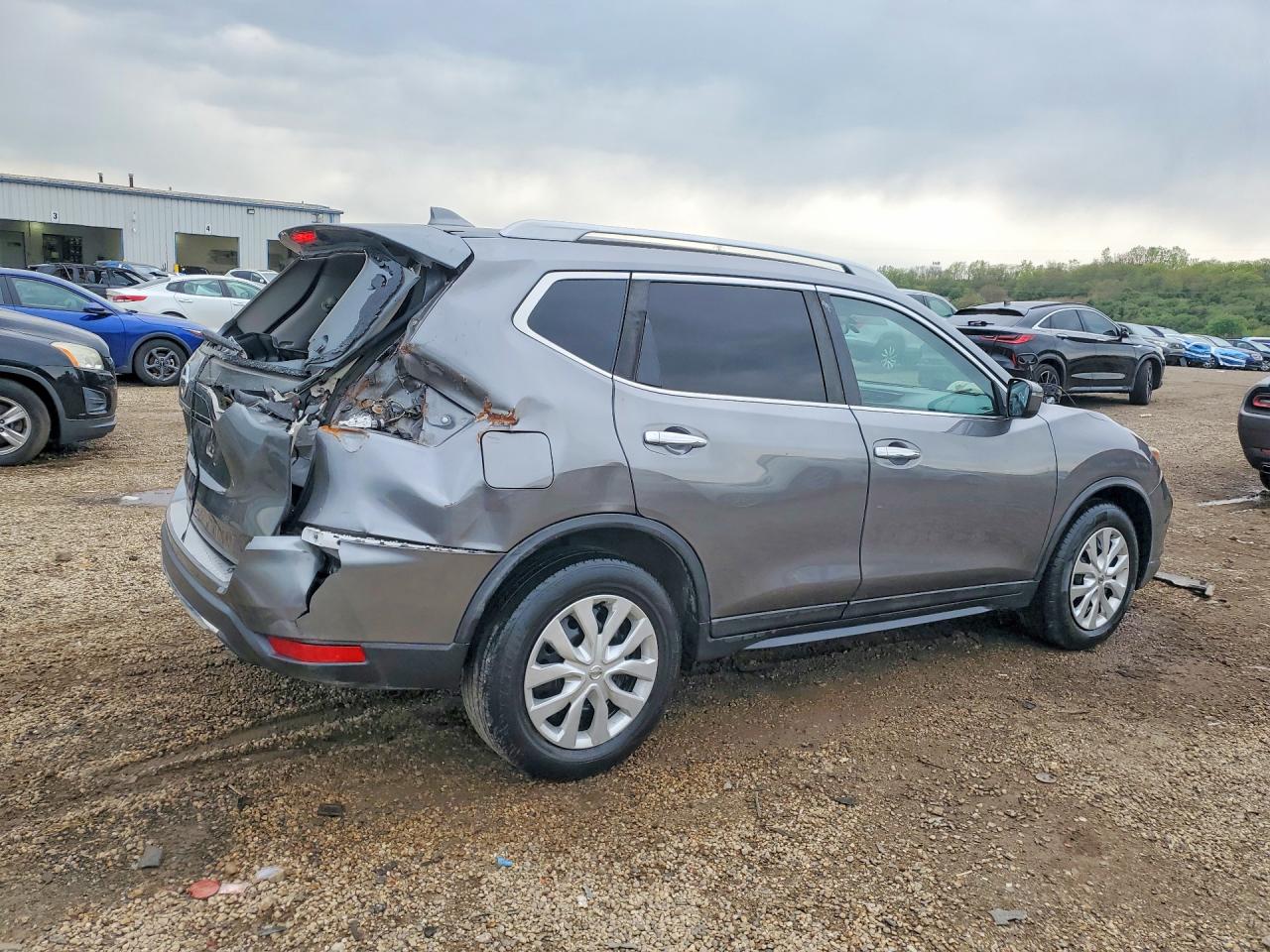 2017 NISSAN ROGUE SV photo 3