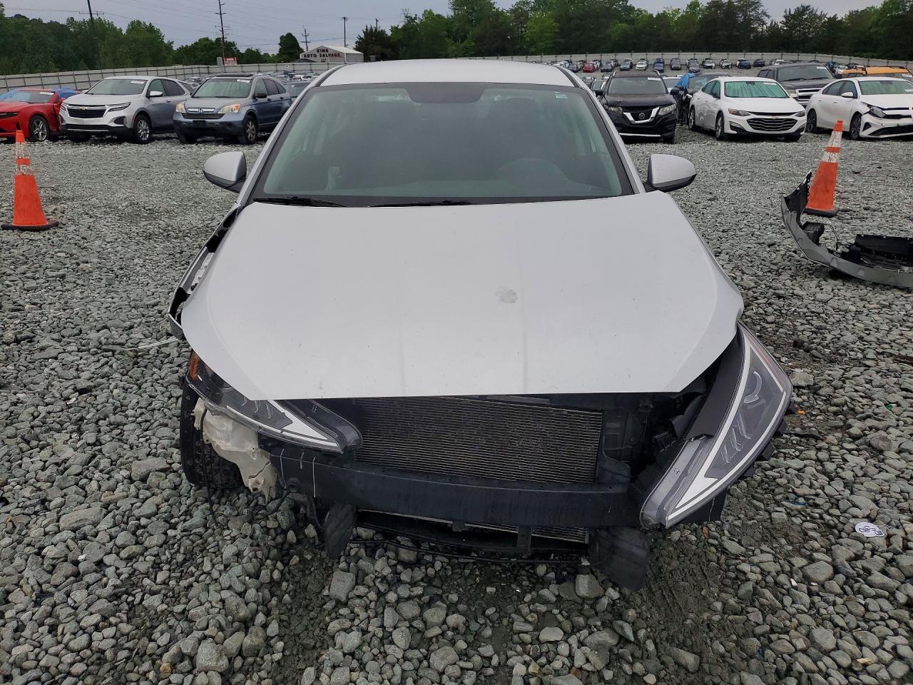 2019 HYUNDAI ELANTRA SE photo 9