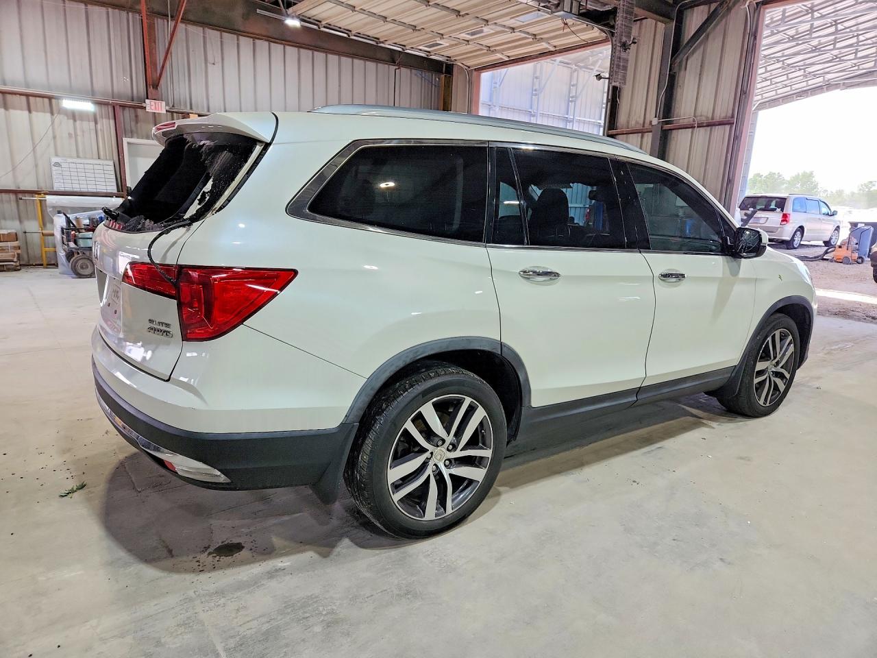 2016 HONDA PILOT ELITE photo 5