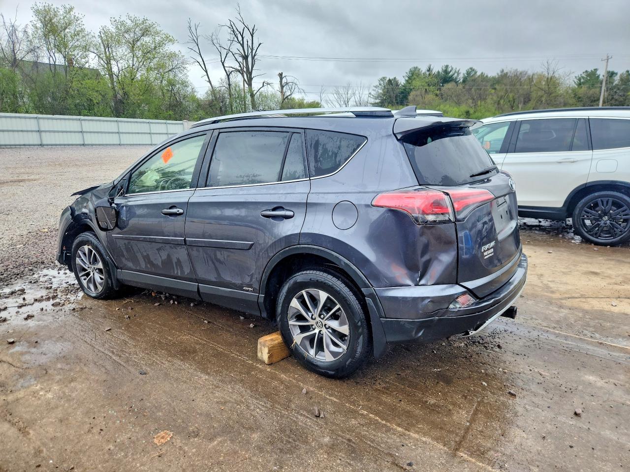 2016 TOYOTA RAV4 HV XLE photo 4