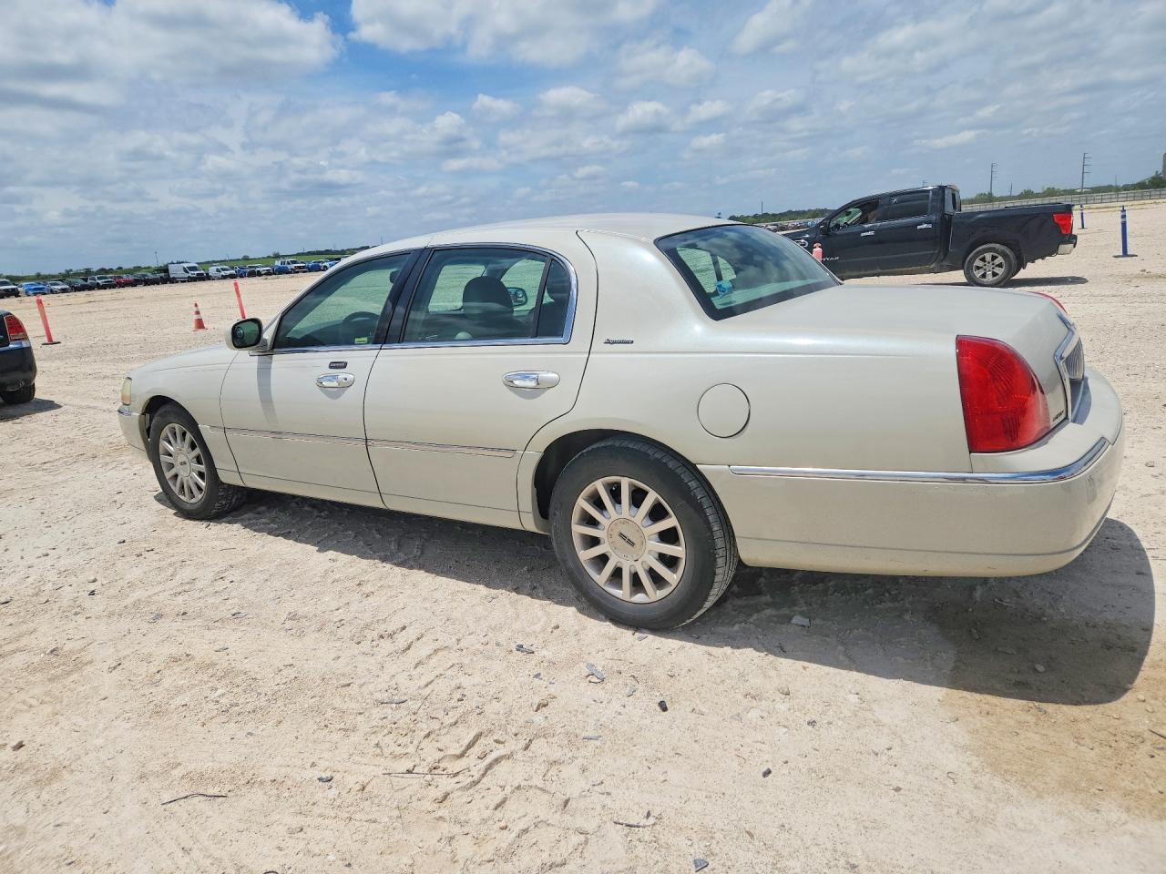 2007 LINCOLN TOWN CAR SIGNATURE photo 3