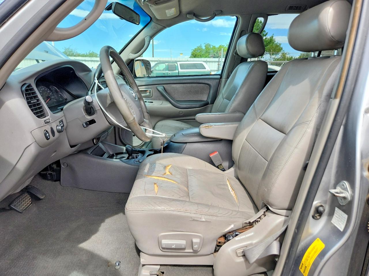 2004 TOYOTA SEQUOIA SR5 photo 19