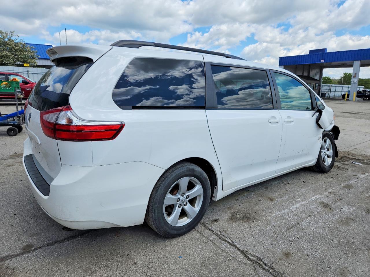 2015 TOYOTA SIENNA LE photo 5