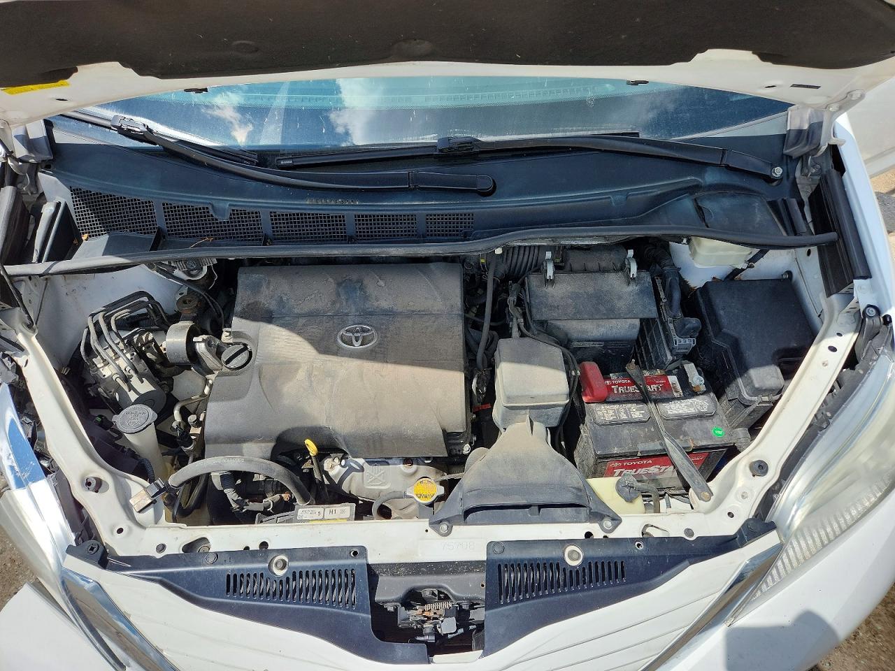 2015 TOYOTA SIENNA LE photo 23