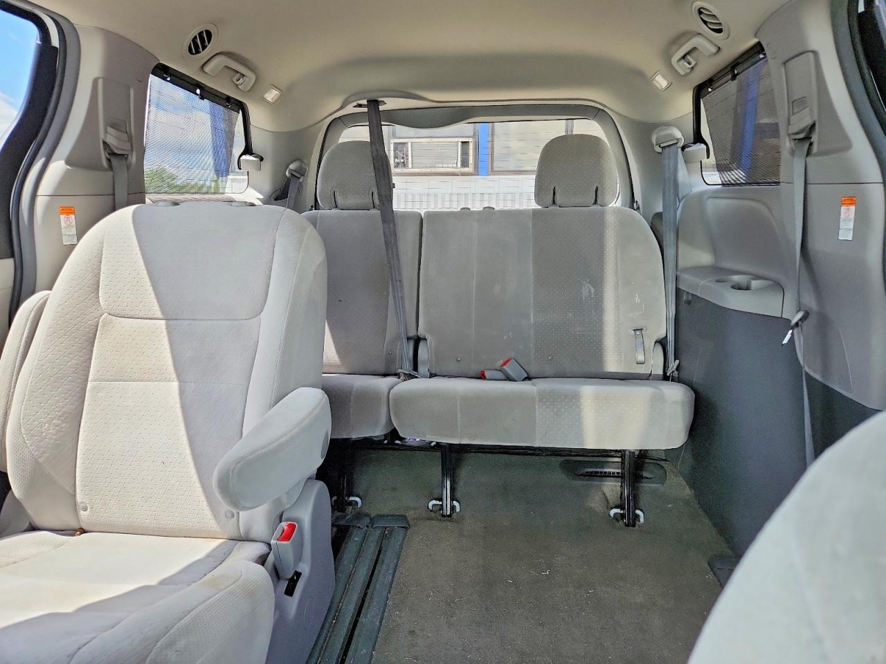 2015 TOYOTA SIENNA LE photo 19