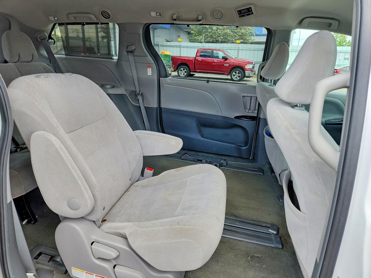 2015 TOYOTA SIENNA LE photo 21