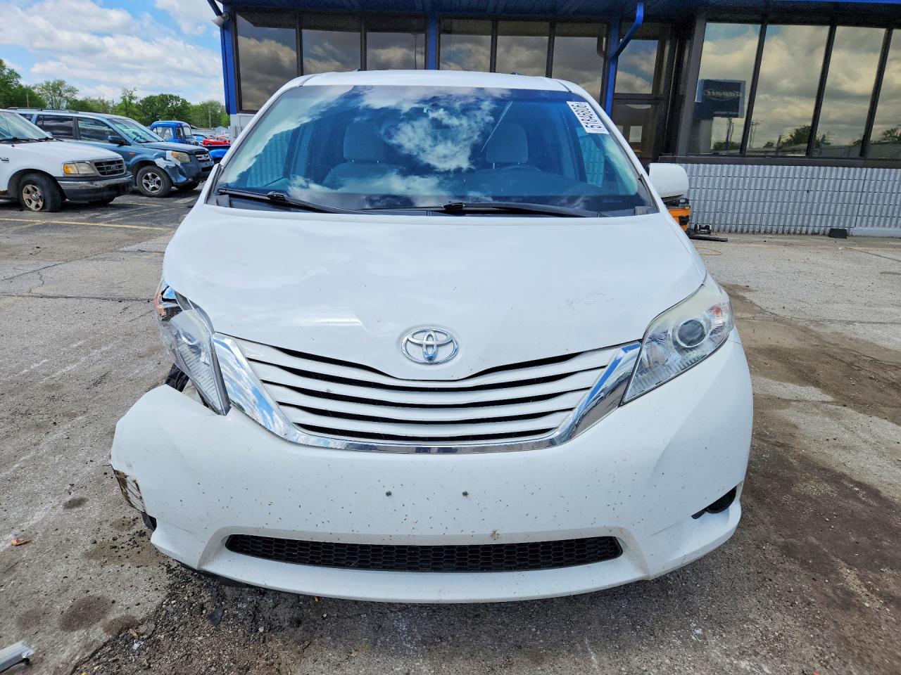 2015 TOYOTA SIENNA LE photo 9