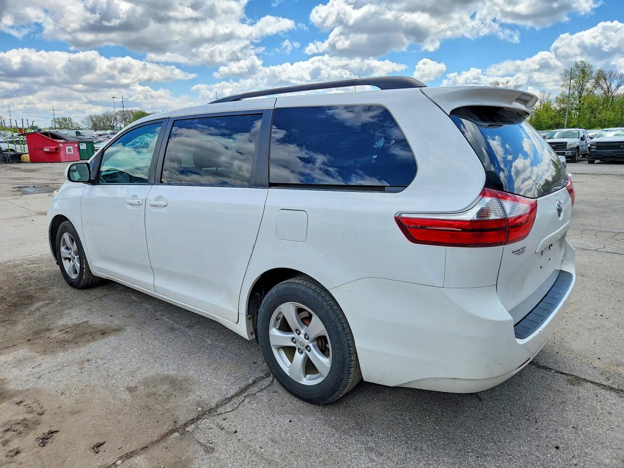 2015 TOYOTA SIENNA LE photo 3