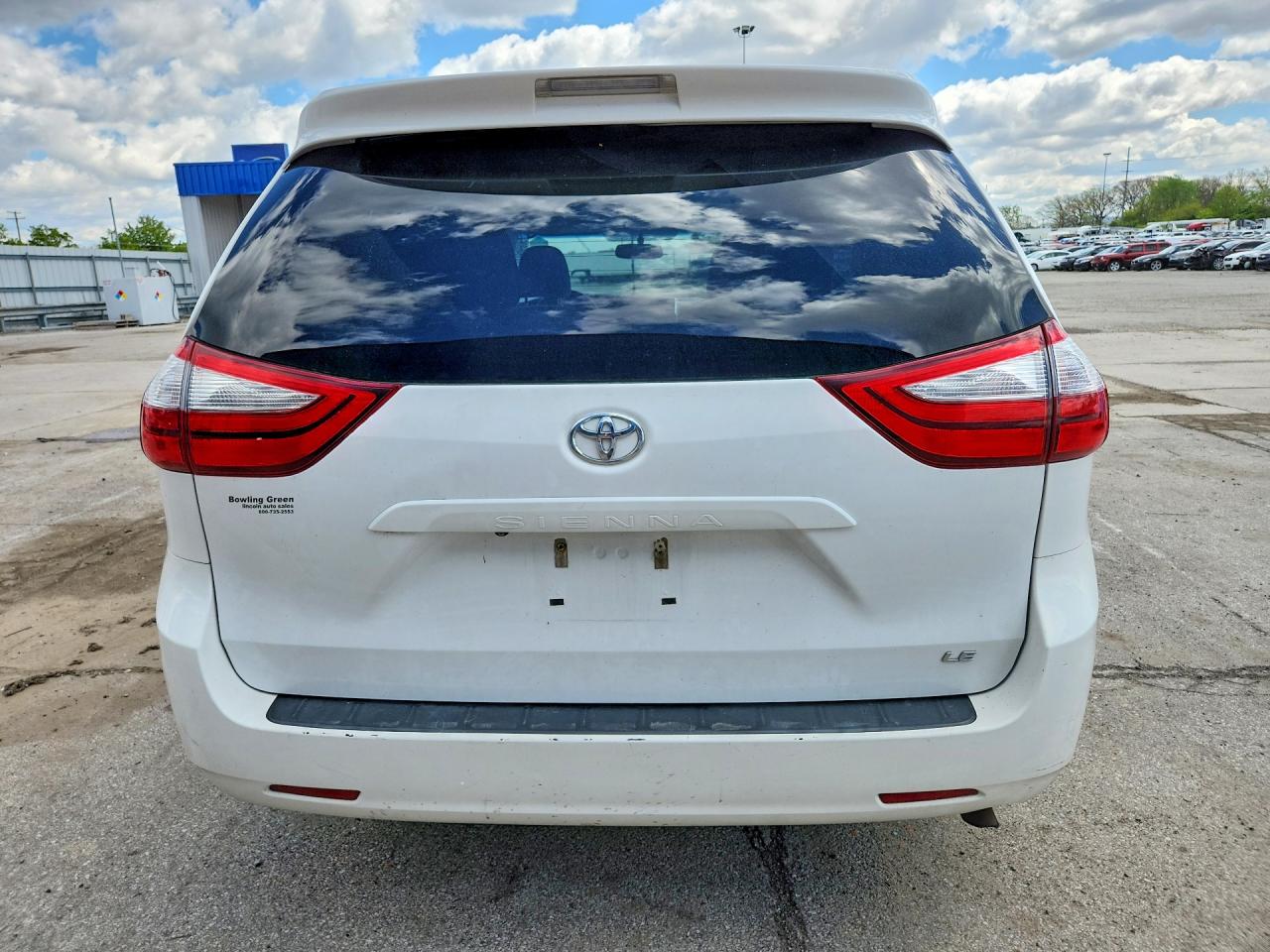 2015 TOYOTA SIENNA LE photo 11