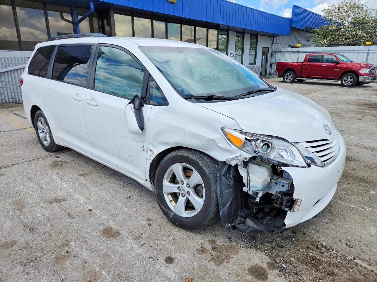 2015 TOYOTA SIENNA LE photo 7