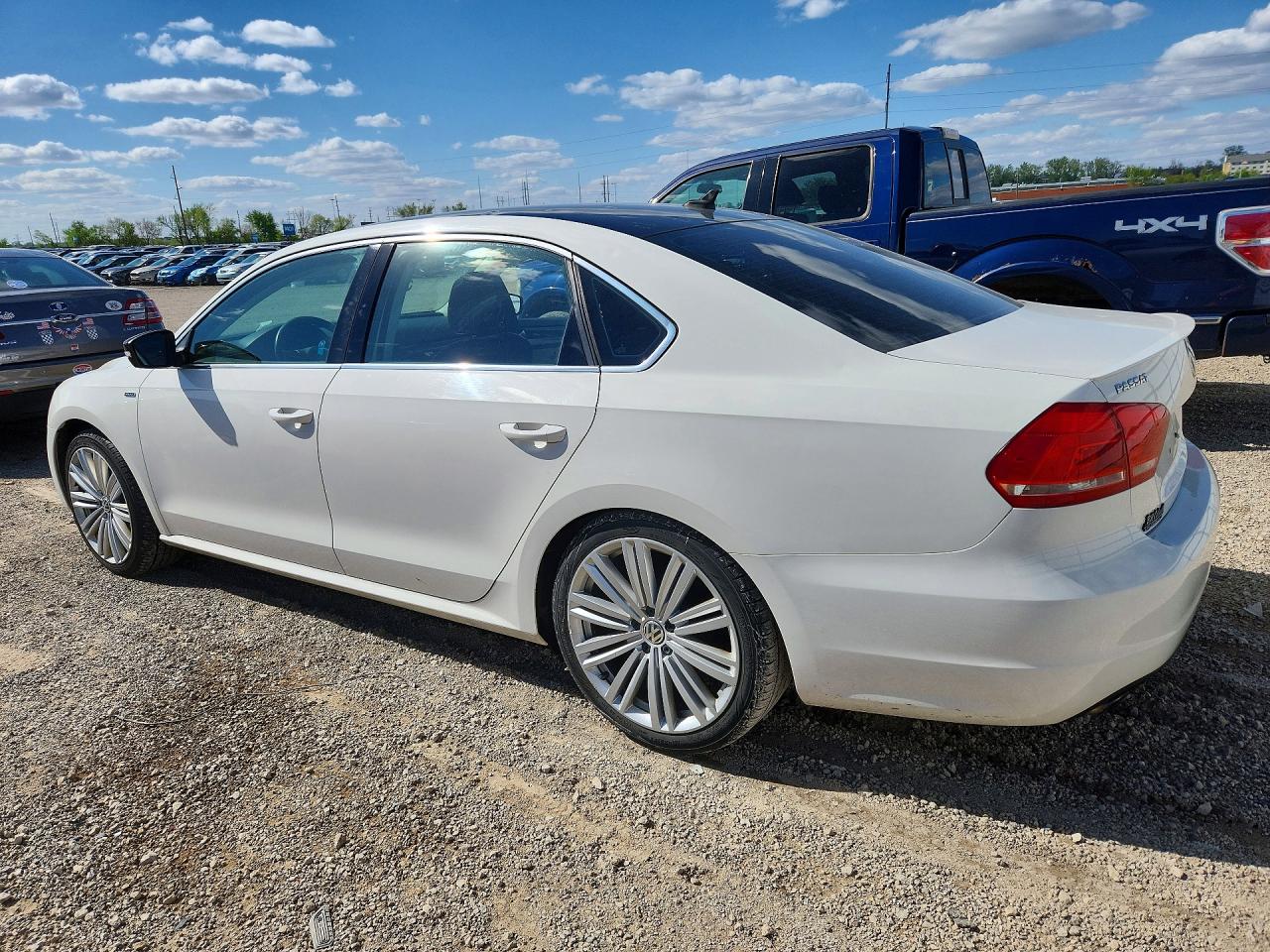 2015 VOLKSWAGEN PASSAT SE photo 4