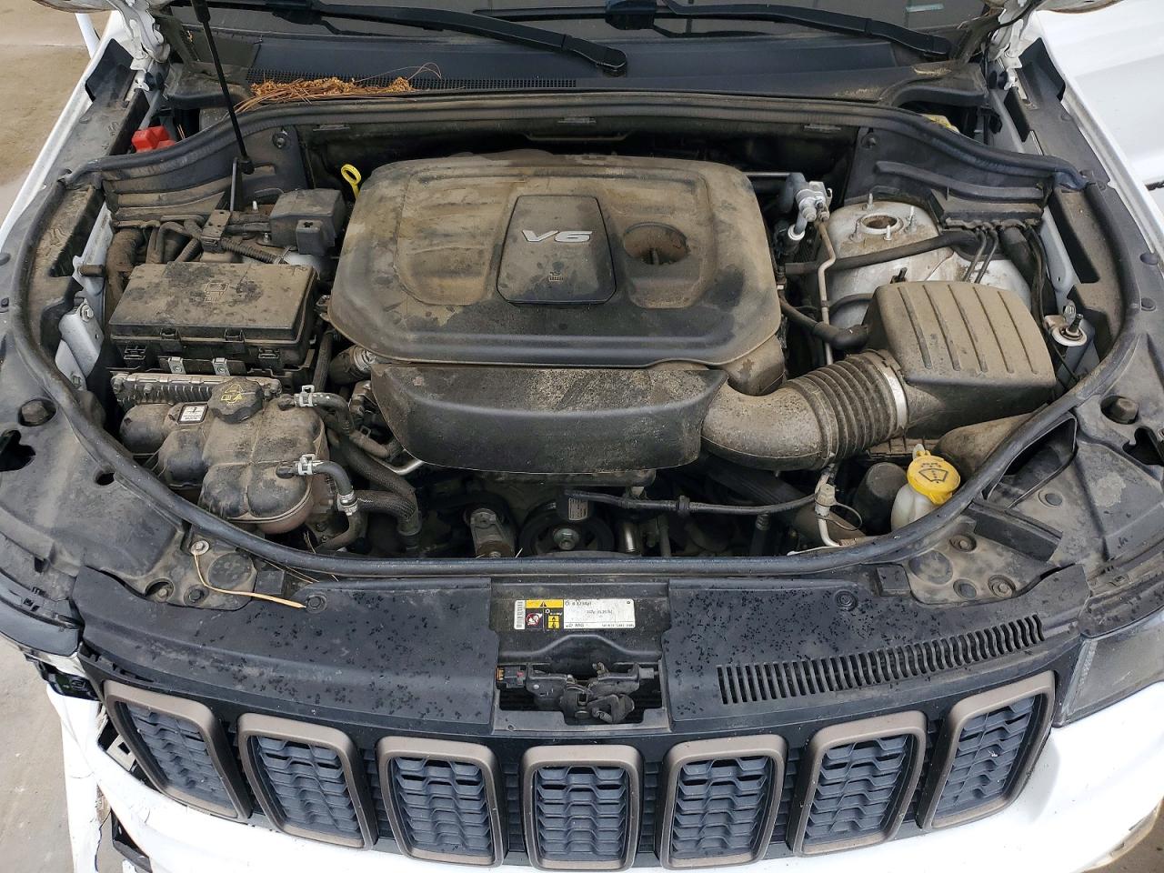 2016 JEEP GRAND CHEROKEE LAREDO photo 23