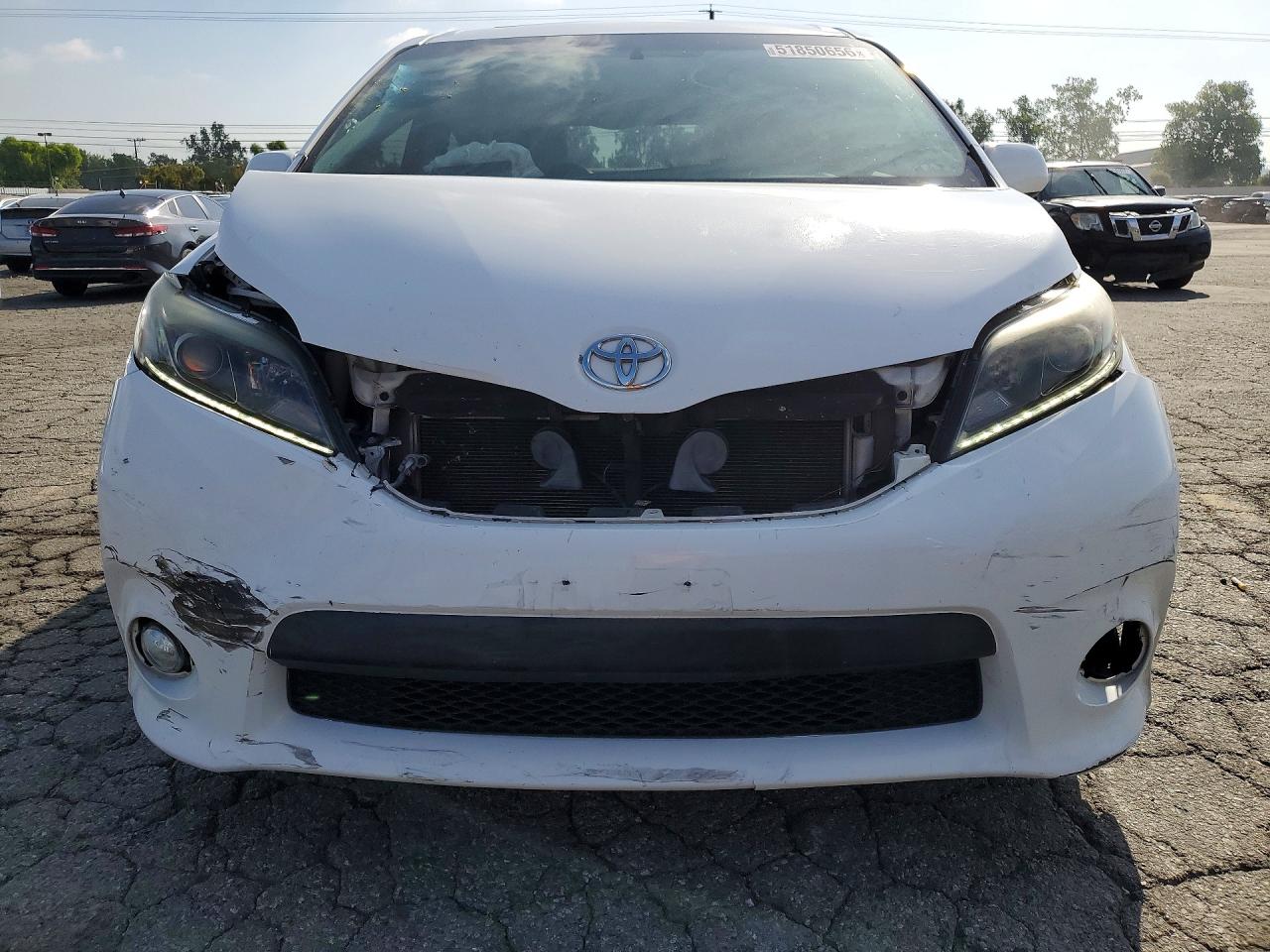 2016 TOYOTA SIENNA SE photo 13
