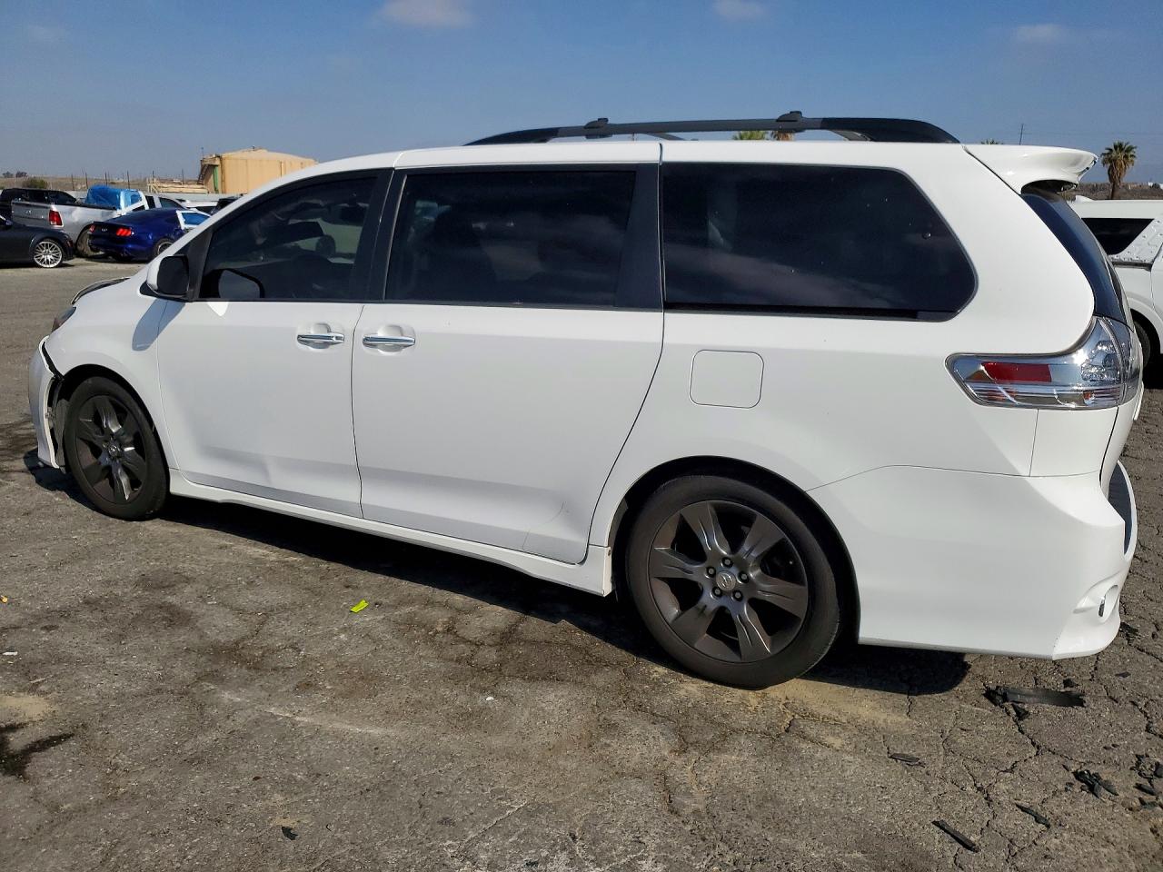2016 TOYOTA SIENNA SE photo 4