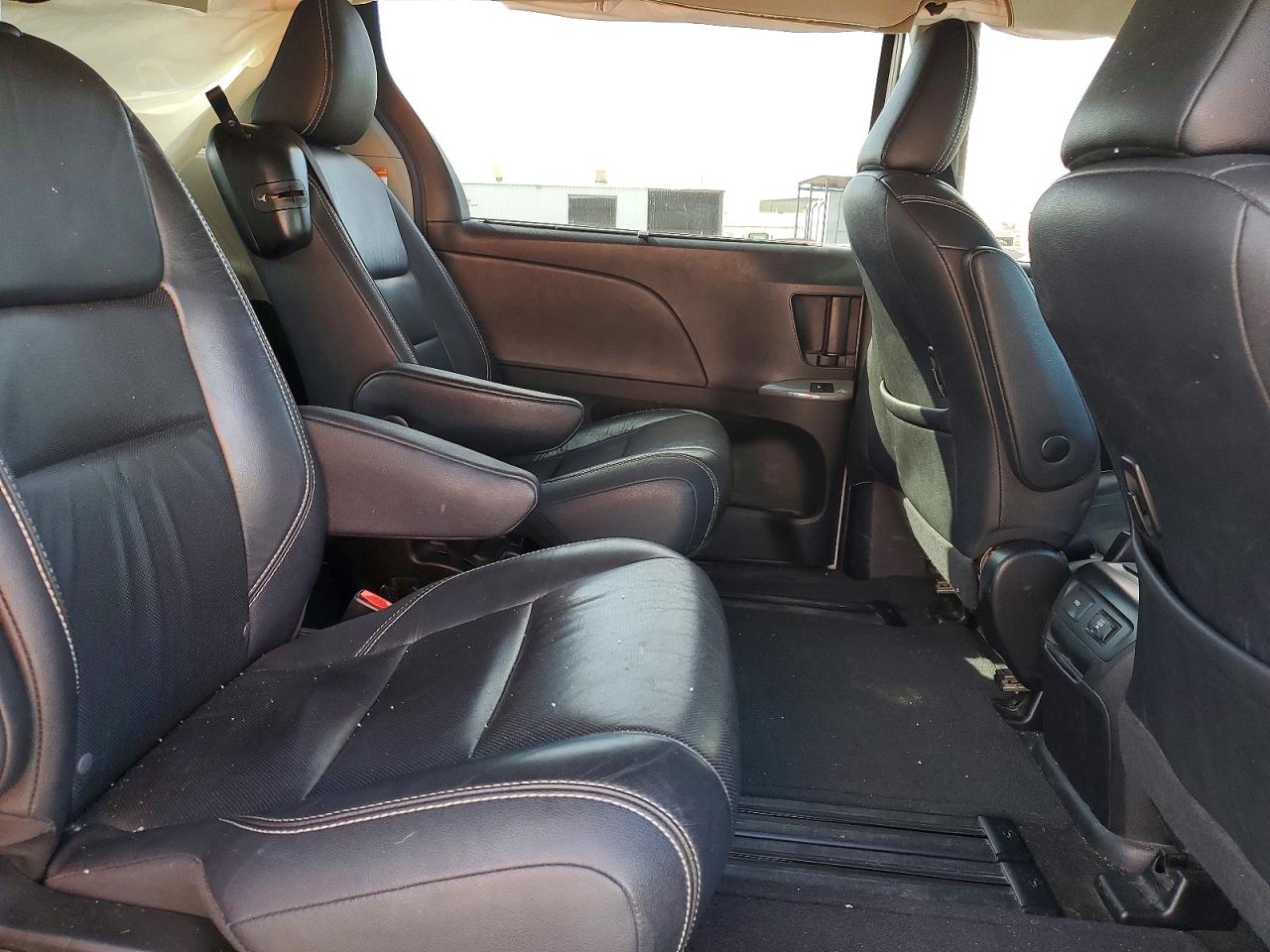 2016 TOYOTA SIENNA SE photo 31