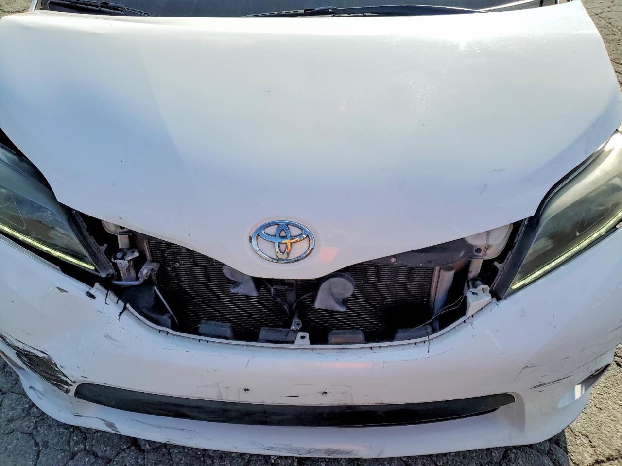 2016 TOYOTA SIENNA SE photo 34