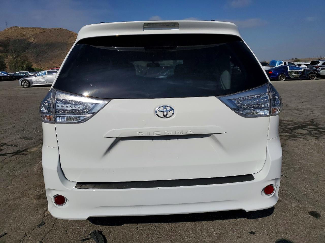 2016 TOYOTA SIENNA SE photo 16