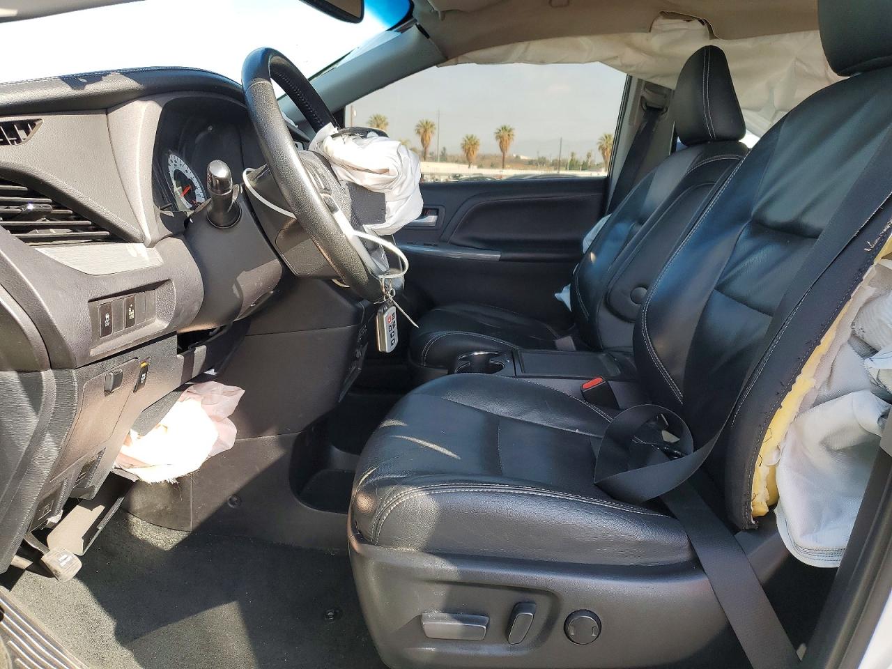 2016 TOYOTA SIENNA SE photo 19
