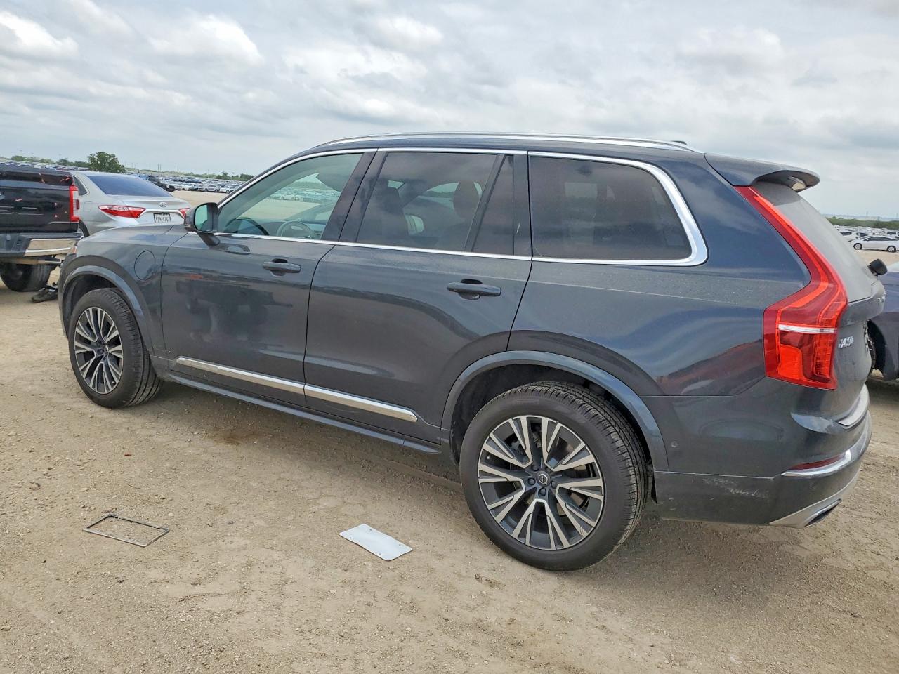 2021 VOLVO XC90 T8 RECHARGE MOMENTUM photo 2