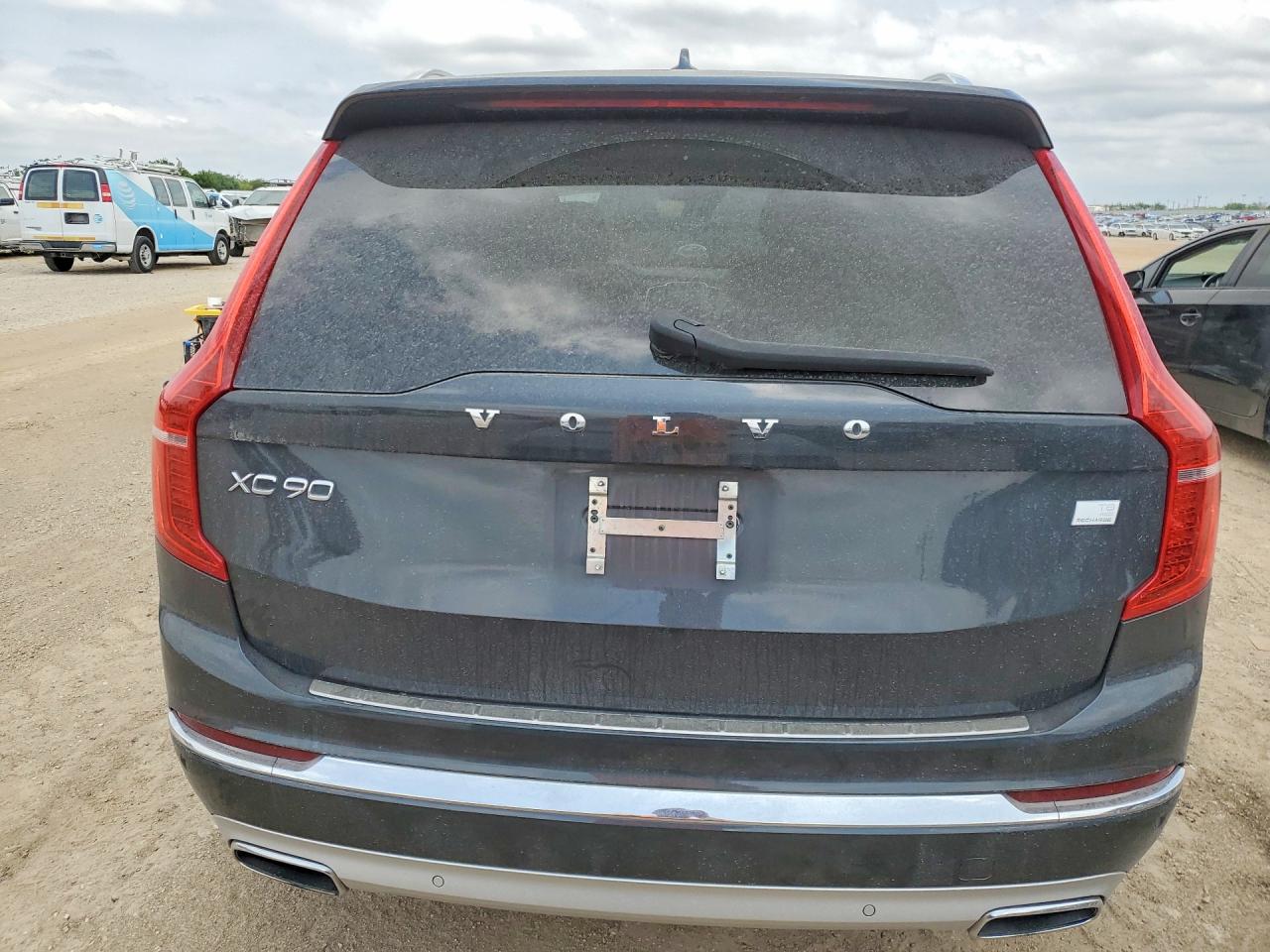 2021 VOLVO XC90 T8 RECHARGE MOMENTUM photo 6