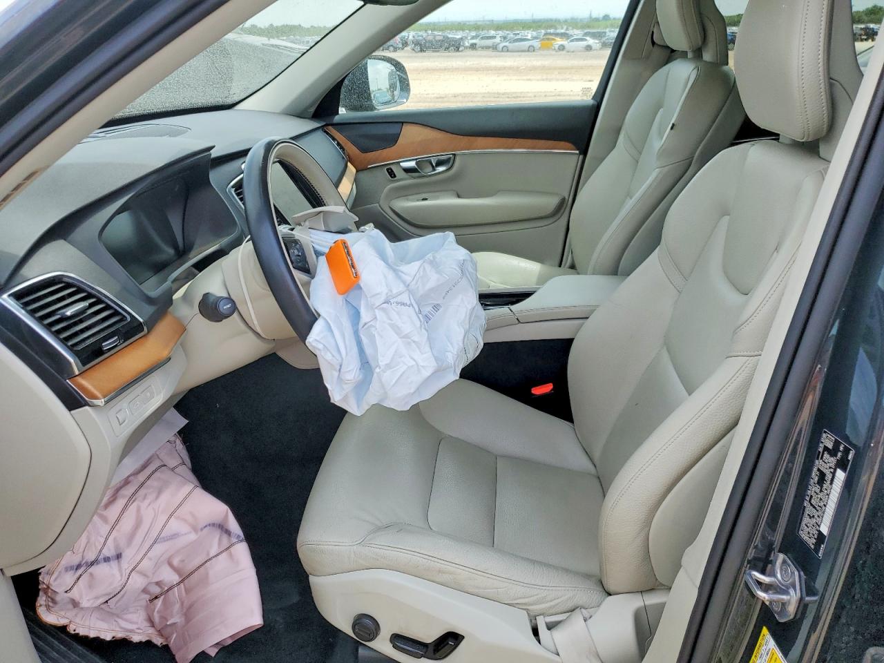 2021 VOLVO XC90 T8 RECHARGE MOMENTUM photo 7