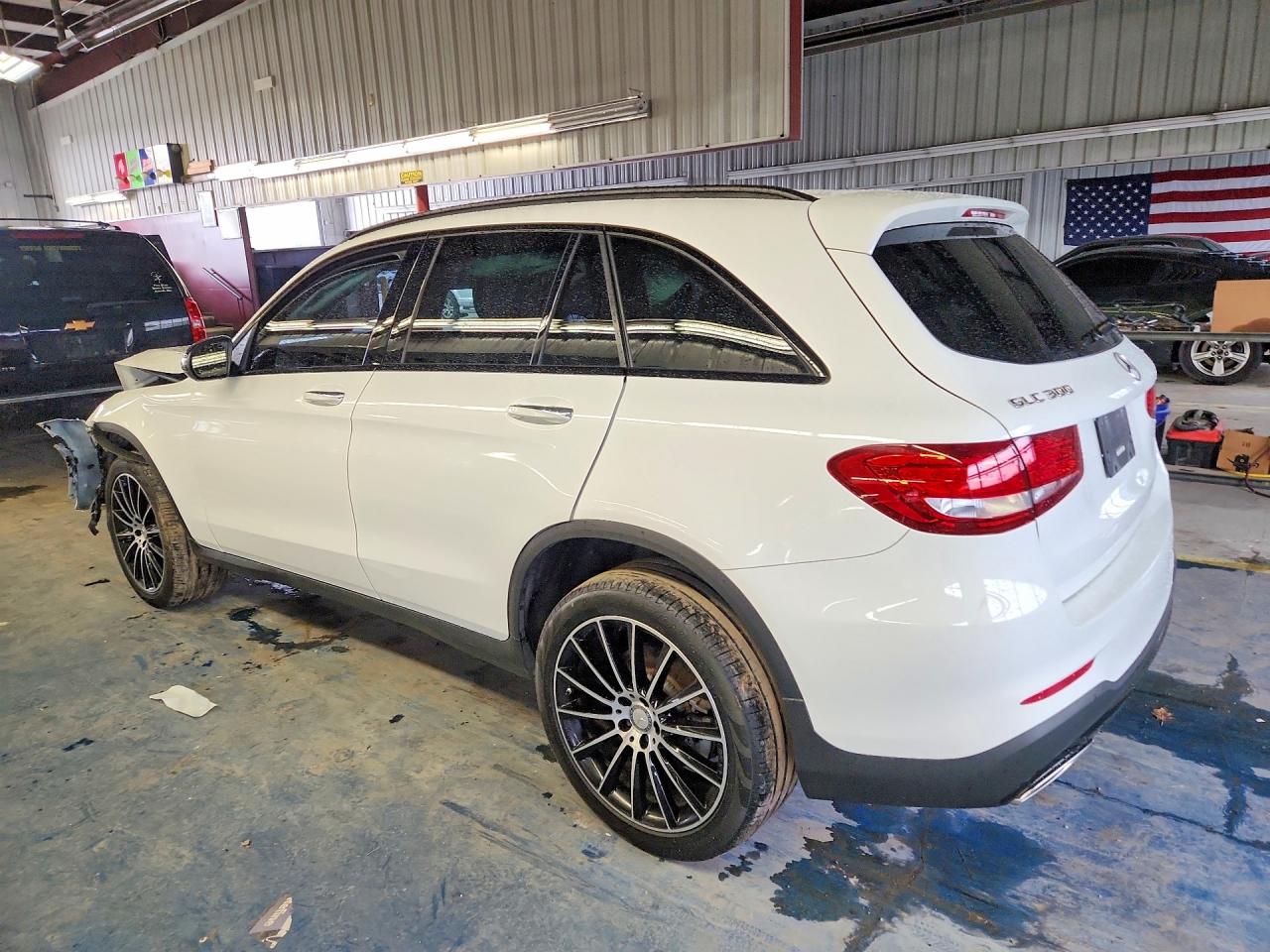 2017 MERCEDES-BENZ GLC 300 4MATIC photo 2