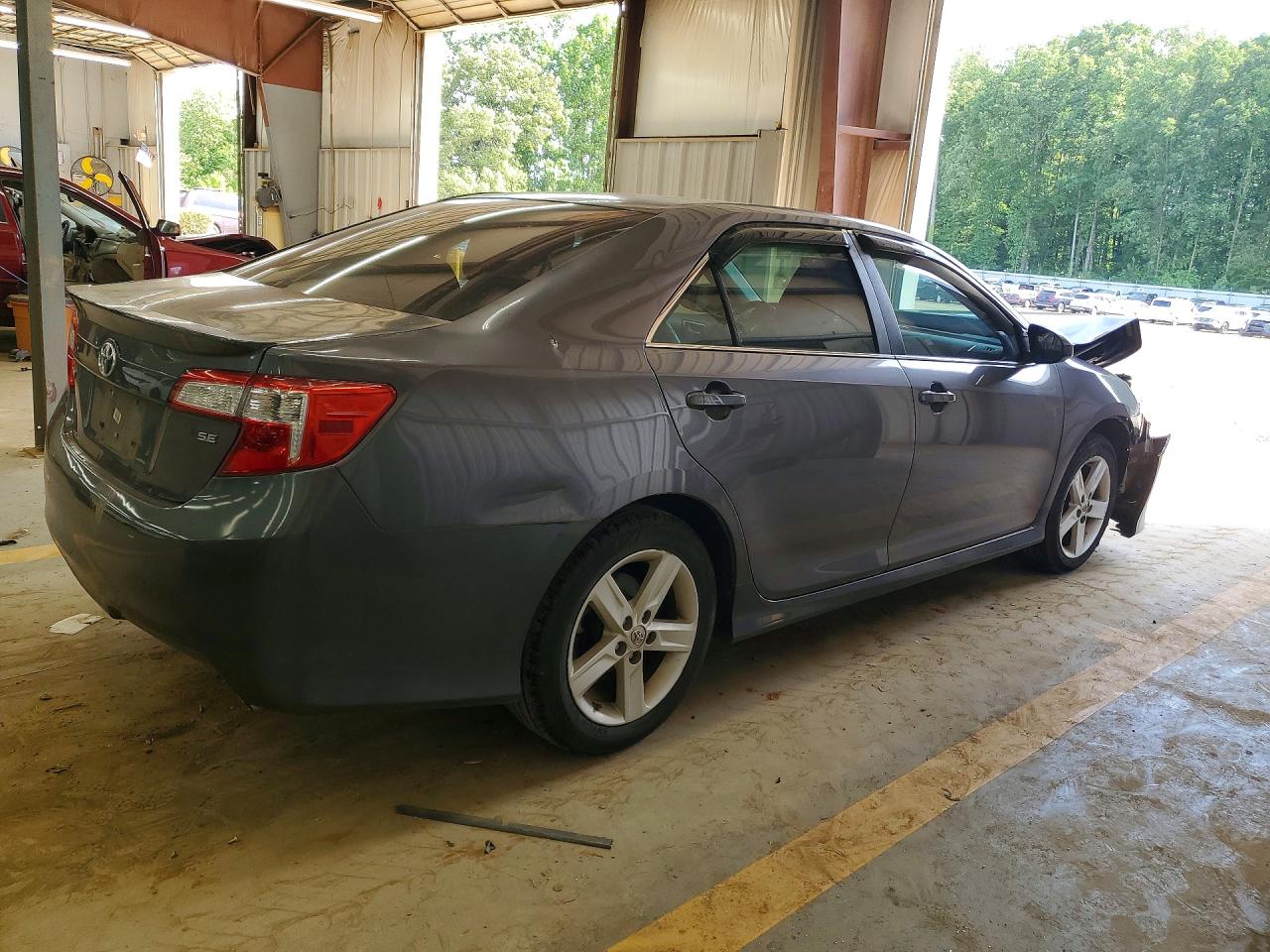 2014 TOYOTA CAMRY SE photo 5