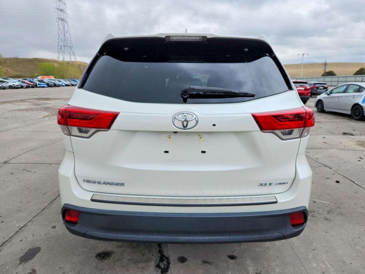 2018 TOYOTA HIGHLANDER XLE photo 16