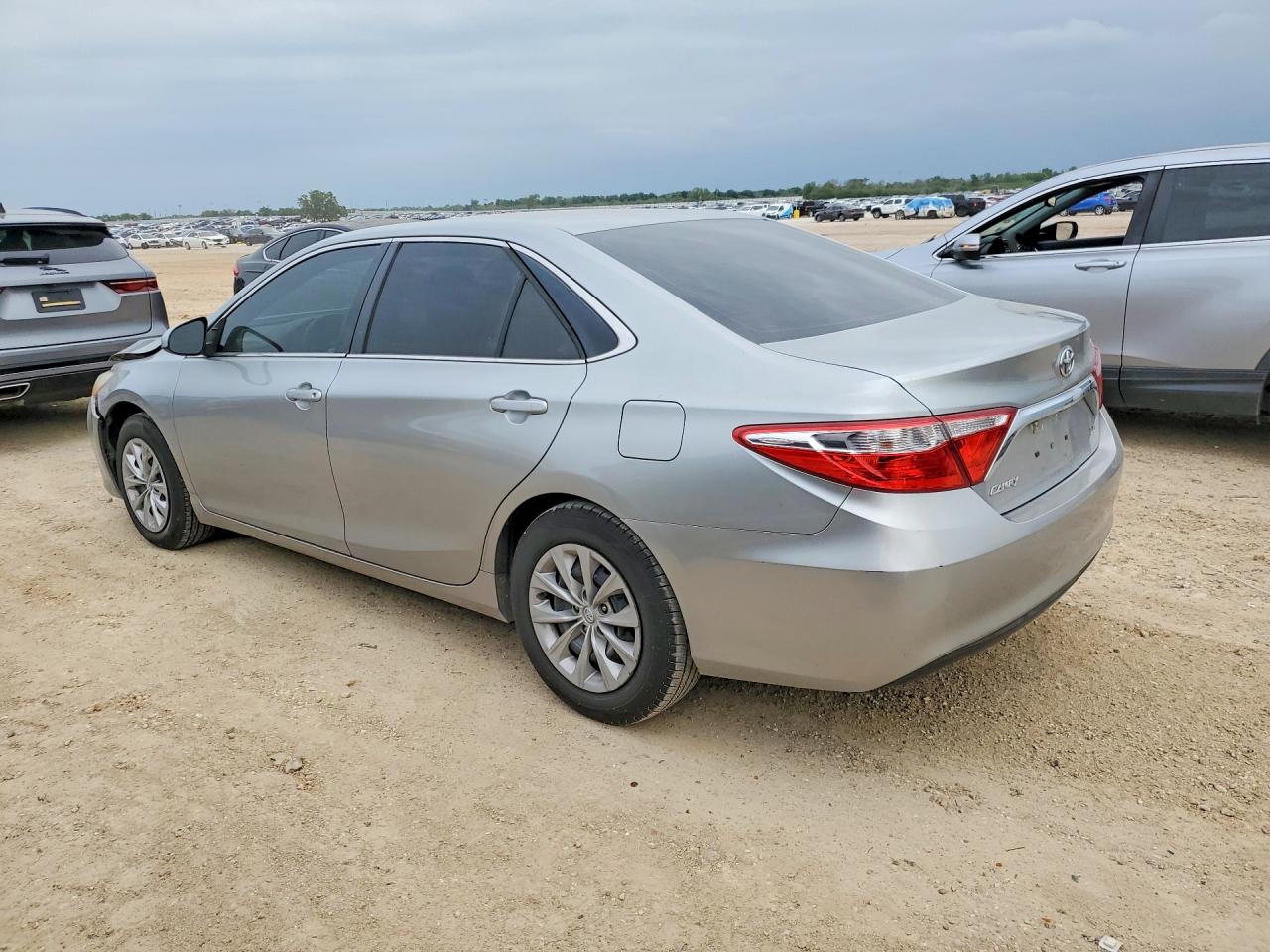 2015 TOYOTA CAMRY LE photo 3