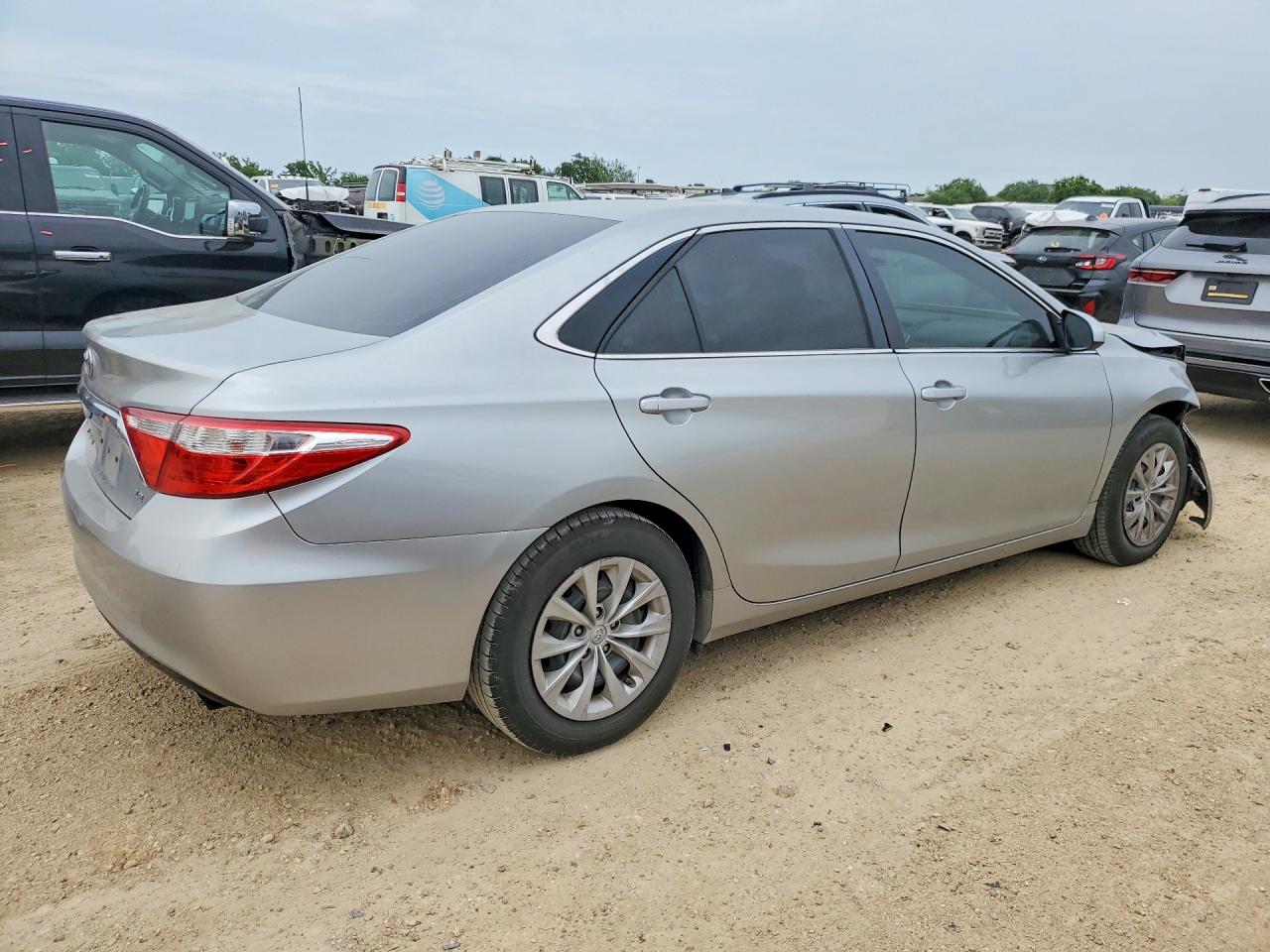 2015 TOYOTA CAMRY LE photo 5