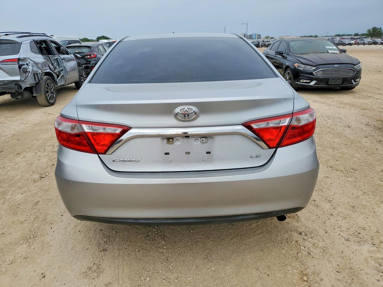 2015 TOYOTA CAMRY LE photo 11