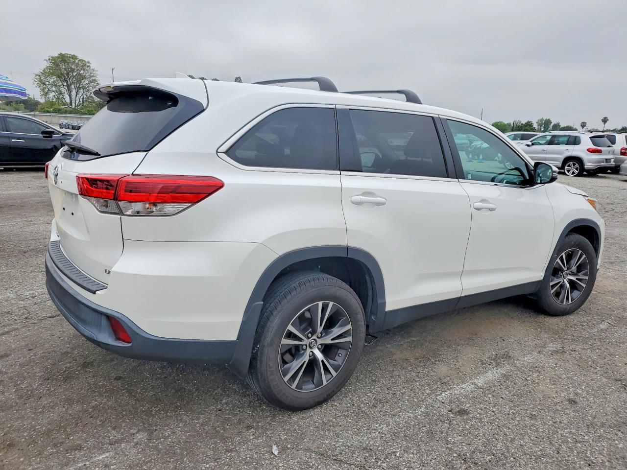 2019 TOYOTA HIGHLANDER LE PLUS photo 7