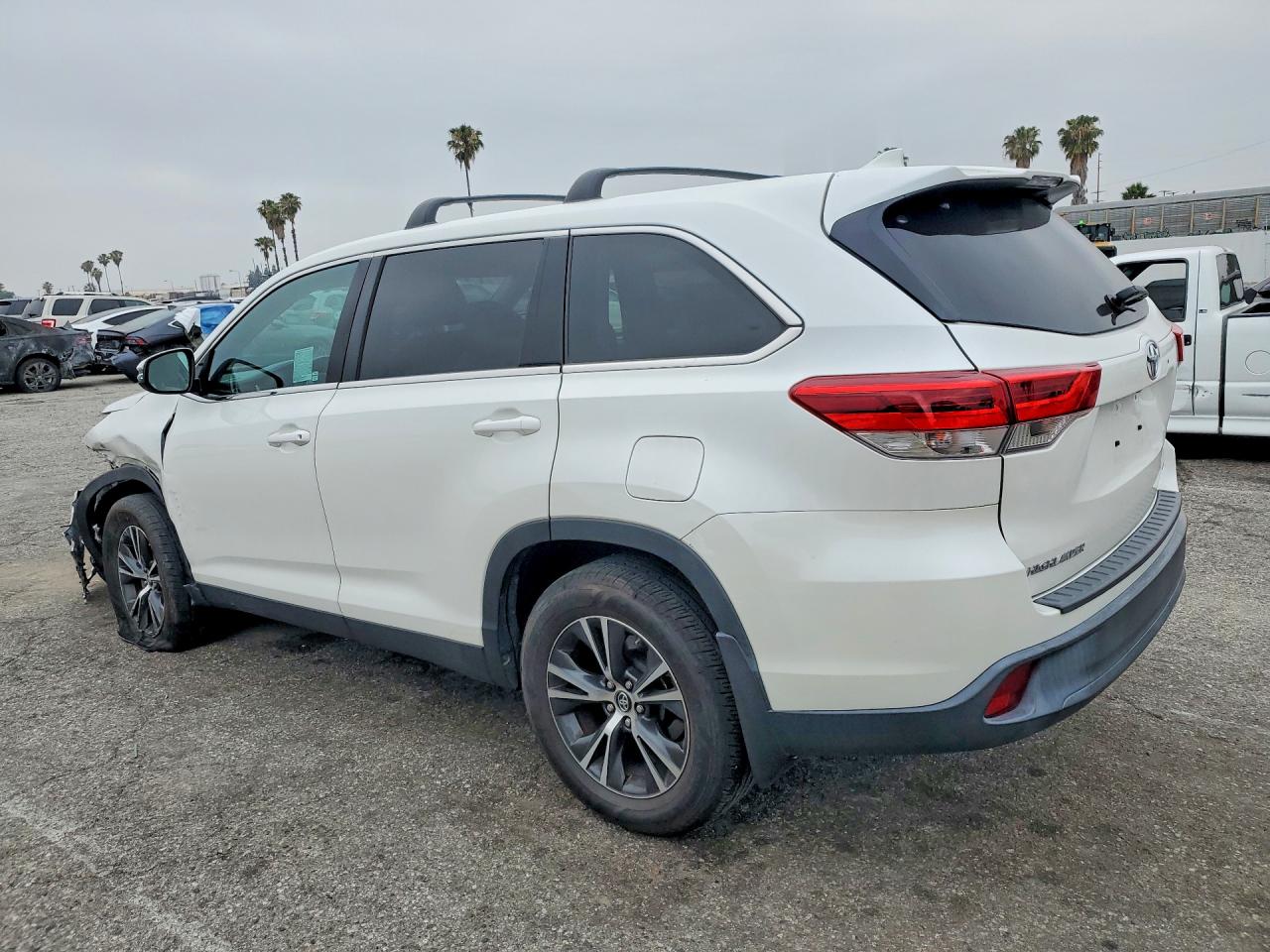 2019 TOYOTA HIGHLANDER LE PLUS photo 4