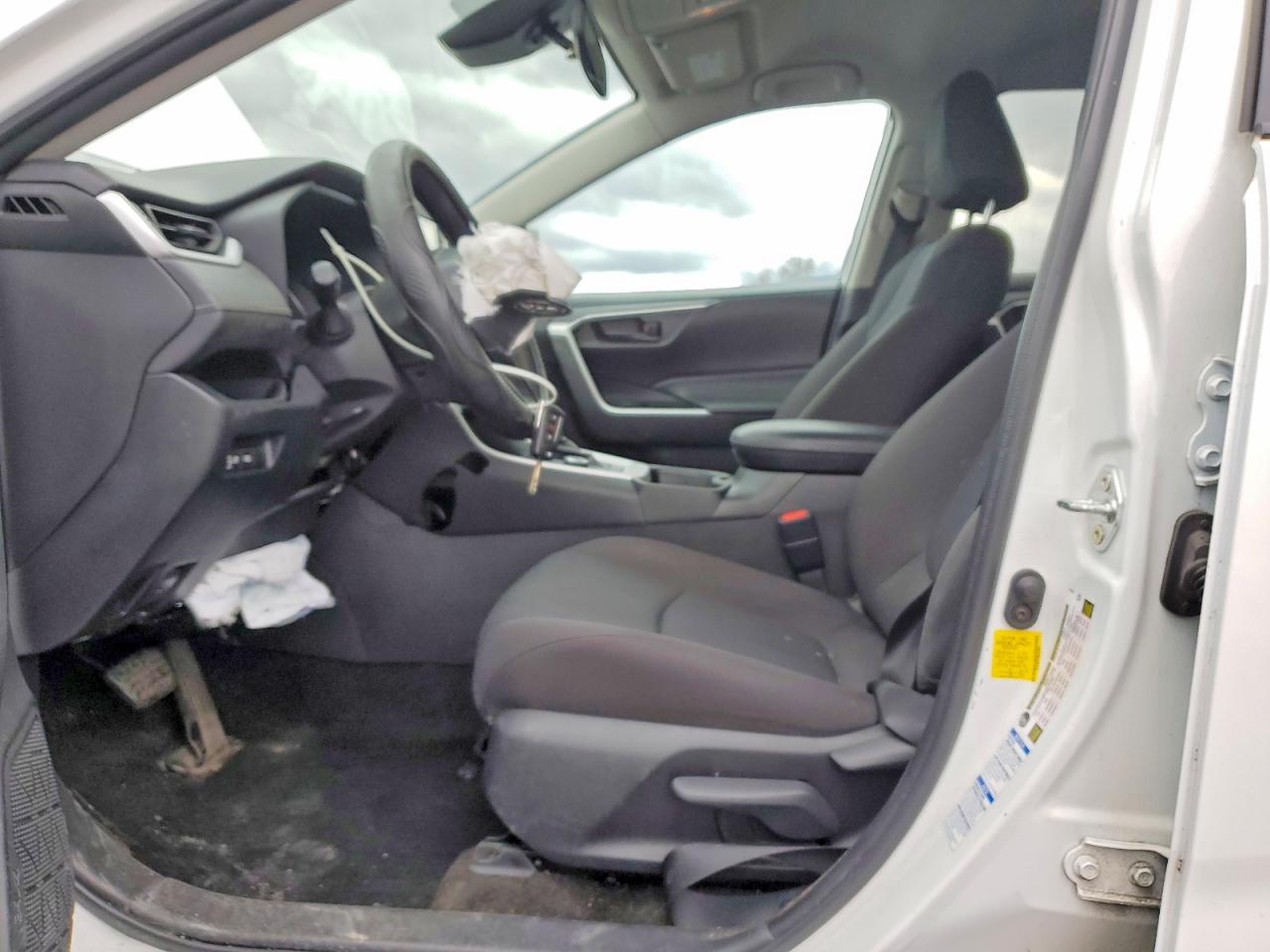 2021 TOYOTA RAV4 LE photo 19