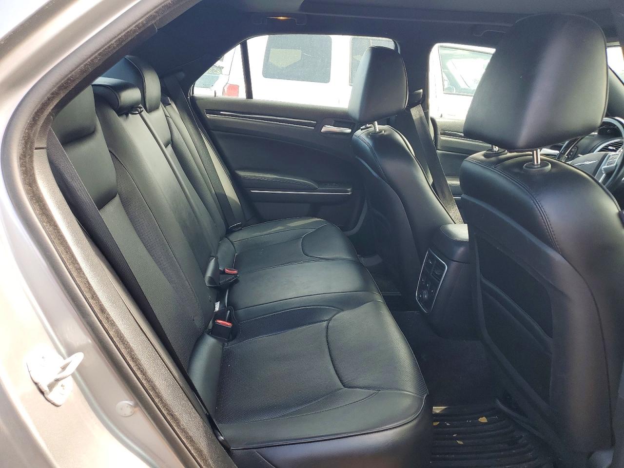2013 CHRYSLER 300C photo 10