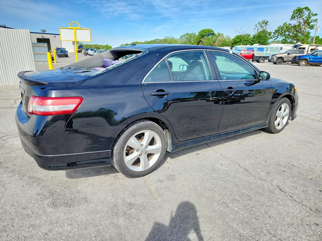 2010 TOYOTA CAMRY SE photo 3