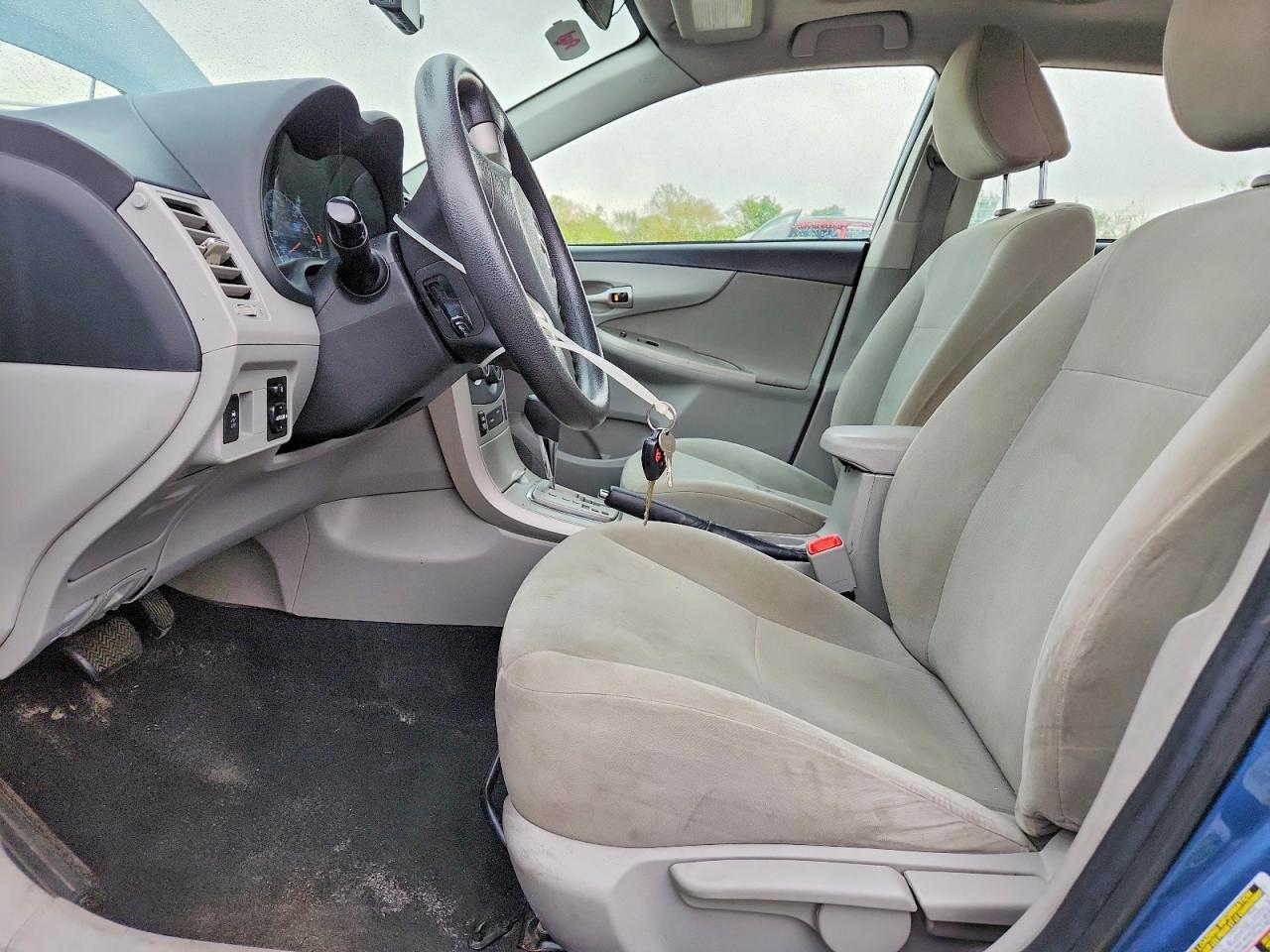 2013 TOYOTA COROLLA LE photo 19