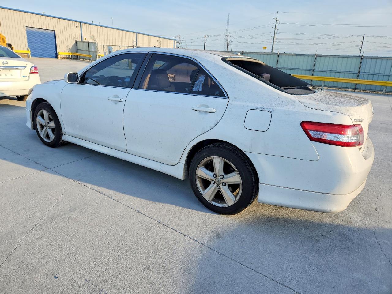 2010 TOYOTA CAMRY SE photo 2
