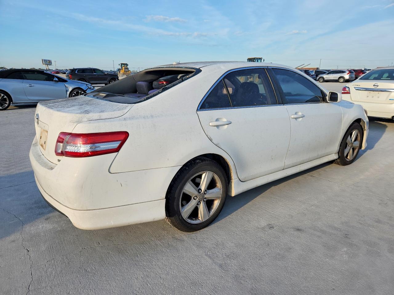 2010 TOYOTA CAMRY SE photo 3