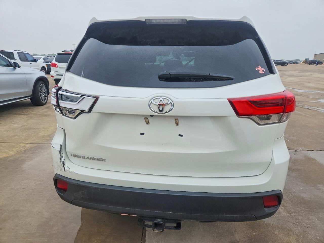 2019 TOYOTA HIGHLANDER LE photo 11
